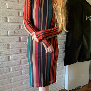 NAKD Klänning randig  - Knälång klänning (på mig som är 165cm lång)