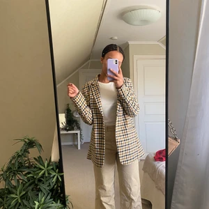 rutig kappa  - Säljer en fin rutig kappa från h&m som jag inte använt särkilt mycket, köpte för 199kr nypris och säljer nu för 50kr+ frakt🥰 