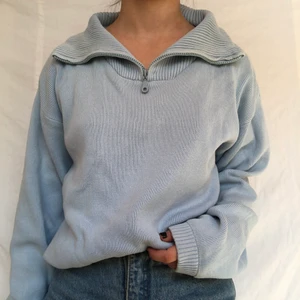 Varm blå halfzip  - Underbar halfzip i fin blå färg. Håller värmen bra så kan ersätta en tunnare jacka! Köpare står för frakten. Något urtvättad men annars defektfri. Visas på en s