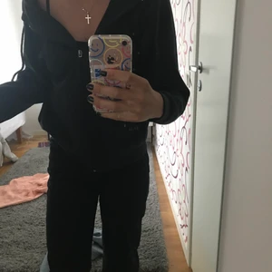 Hoodie - Suuuuper ball hoodie som sitter jättefint på, framförallt luvan! Hoodien är i fint skick trots att jag köpte den begagnat  och har ett coolt tryck på baksidan. Det står att den är i storlek 160 men den passar mig perfekt som är en xs/s☺️☺️😄