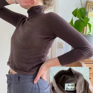 ACNEstudios turtle neck - Brun Turtle neck från acne studios, mjuk och skön. Det är en cropped sweater, Perfect till byxor med hög midja. 