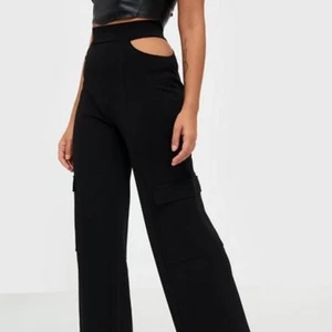 Byxor med cutout - Storlek XS, stretchiga så funkar även som S. Helt nya och använt 1 gång. Skönt material med Cutout vid höfterna. Två fickor vid vardera ben😍💕❤️🙌🏻