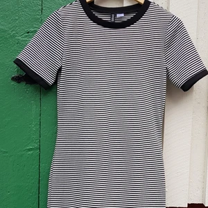 Figurnära klänning  - Cool, randig figurnära klänning i svart och vitt. Aldrig använd pga köpt i för liten strl. Den har inga brister, mjuk och skön. Passar strl M eller L.