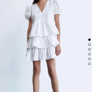 Klänning - Säljer nu min populära zara klänning, helt oanvänd med prislappen kvar. Säljer då jag hittat en annan jag hellre vill använda. Perfekt till student eller skolavslutning 😍 (Lånade bilder) köp direkt för 400kr