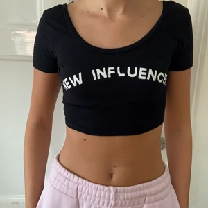 Pull and bear croptop S - Svart croptop ”NEW INFLUENSER” använd 2 gånger 
