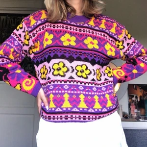 Stickad tröja  - Riktigt härlig stickad tröja med unikt mönster, i begagnat skick. Köpt på second hand, väldigt bra kvalitet. Storlek står ej i tröjan men passar S-L💕