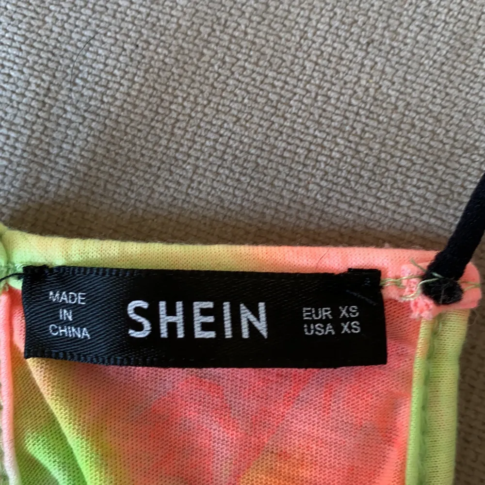 Ett linne från shein köpte föra sommaren använt bara engång. Jättebra kvalitet. Text: Babe. . Toppar.