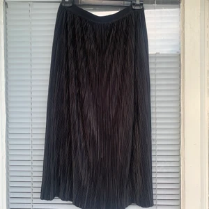 Plisserad kjol - Plisserad kjol som går att vända på, den kan därmed både vara enbart svart eller svart-guldig beroende på vad man är sugen på. One size i storleken pga resårband. 