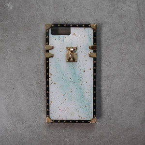 Gold/Green Marble Case - Supersnyggt iPhone skal! Finns i flera modeller av iPhones, skriv ett meddelande för att se om din storlek finns kvar🥰