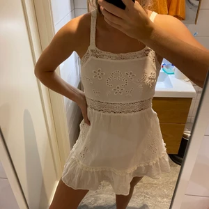 Klänning - Säljer min så fina klänning från zara som endast är använd en gång! Perfekt sommarklänning💙 Hör av dig om du är intresserad!💖