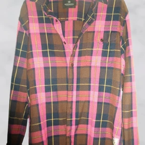 Scotch and Soda. - Detta är en rutig skjorta från Scotch and Soda helt i nytt skick. Den är i lösittande form och är i storlek L. 