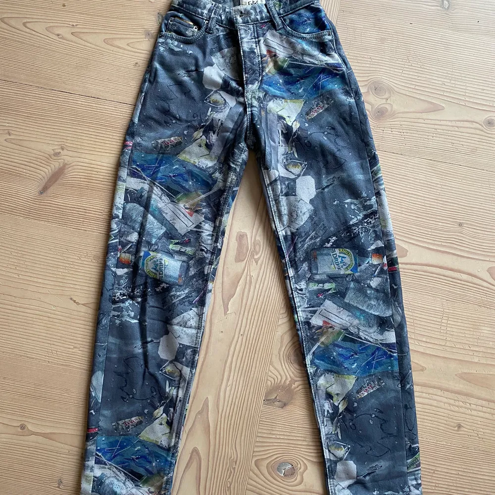 Eytys byxor i tjockt material, svårt att få fram på bild men de är nästan lite fleece-aktiga. 24x34 men passar som en 25-26. Köpta hösten 2019 och endast använda ett par gånger. Säljer för 600kr exkl frakt. Kan hämtas i Malmö!. Jeans & Byxor.