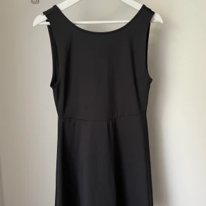 KLÄNNING M STORLEK DIVIDED BY H&M 🖤 - DRESS M SIZE DIVIDED BY H&M 🖤