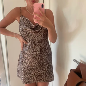 Leopardklänning Strl S  - Superfin leopard klänning i strl S från Australien. Har blivit för liten för mig. Jättefin öppen rygg. Frakt ingår inte i priset. 