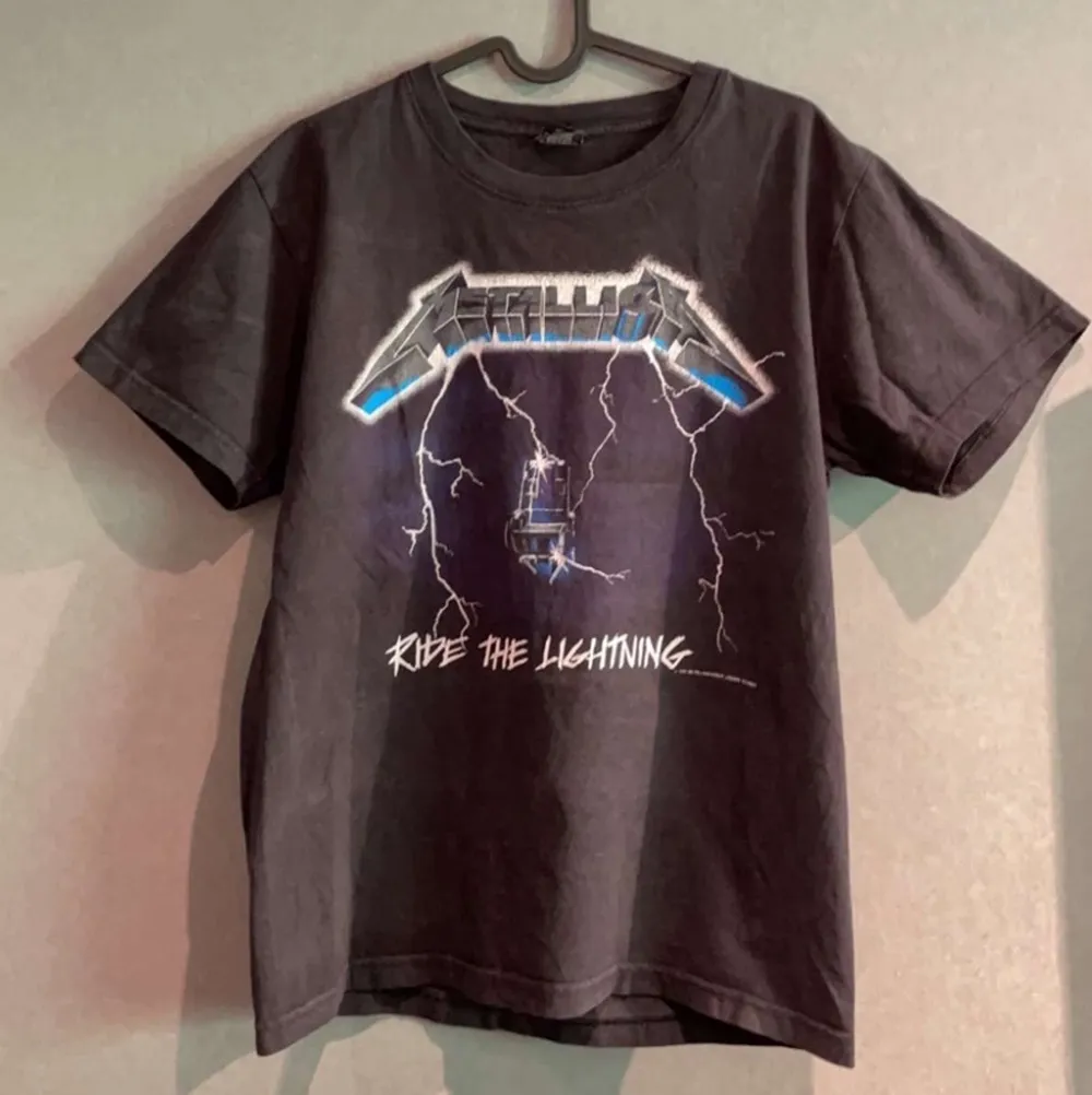 En Metallica t-shirt i storlek M. Bra skick, trycken är spruckna men det är så den ser ut. . T-shirts.