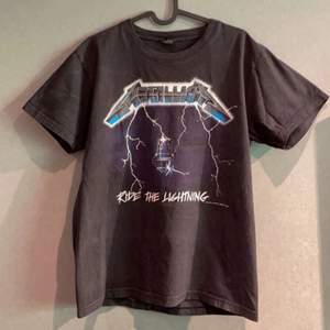 En Metallica t-shirt i storlek M. Bra skick, trycken är spruckna men det är så den ser ut. 