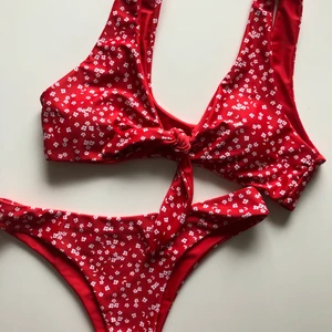 Bikini - Säljer denna fina bikini från SHEIN då den tyvärr är för stor. Använd en gång. Frakt tillkommer.