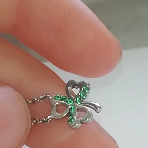 Halsband treklöver - Här är ett silver halsband, med gröna fina stenar på(3 vid varje blad) ett jätte fint halsband som e använt runt 4 gånger, dom gröna stenarna lyser värkligen och e jätte fina i solens ljus. 