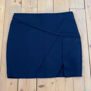Mörkblå minikjol med slits - Super snygg tight minikjol i lyxigt material från Zara. Liten slits på vänstra benet. Tyvärr alldeles för kort för mig som är 178cm, hade passat så fint på någon kortare 