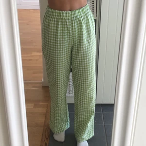 Gröna tygbyxor  - Säljer dessa gröna tygbyxor då jag inte längre får någon användning utav dom. Dom är köpta i storlek S, vanligtvis har jag storlek 34 på byxor och dessa sitter väldigt bra på mig. Köparen står för frakten. 😌