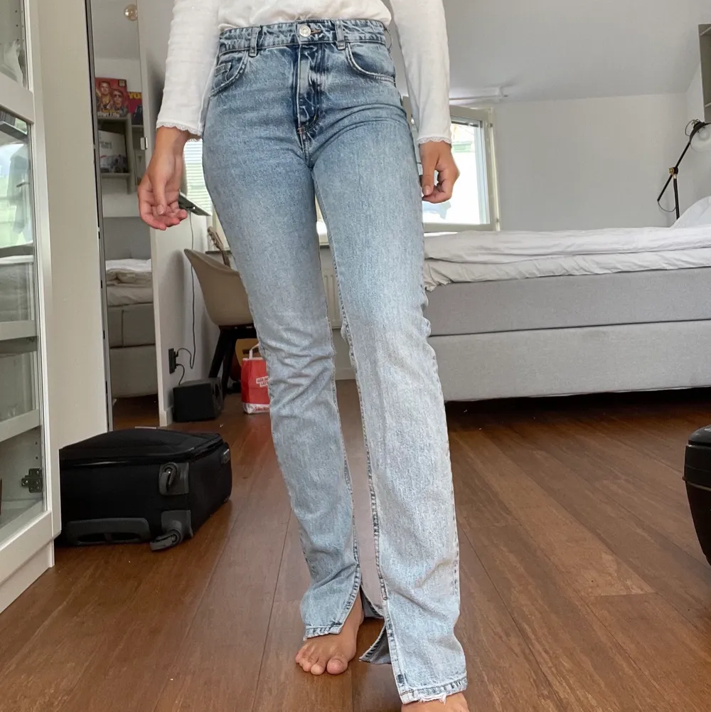 Zara jeans i storlek 32. Jag bär oftast storlek 34 eller 36 eller midjestorlek 24 eller 25. Med detta sagt så är jeansen alltså relativt stora i storleken då jag aldrig annars köper storlek 32. Materialet är stretchigt och jag har använt dem en del, se hålet på sista bilden. . Jeans & Byxor.