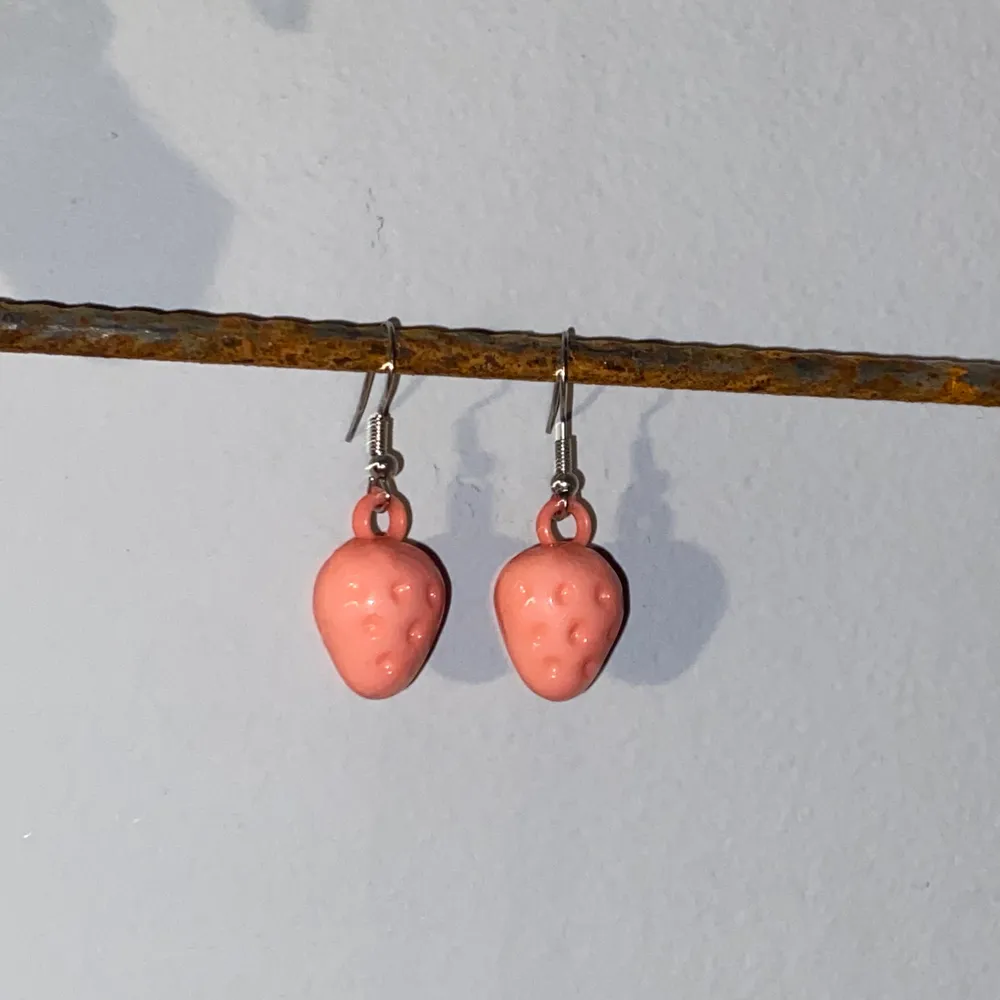 cute and adorable small strawberry earrings !! love these. a bit more simple than the rest lf the stuff im sellinf but a great add to anyone’s earring-collection:) . Accessoarer.