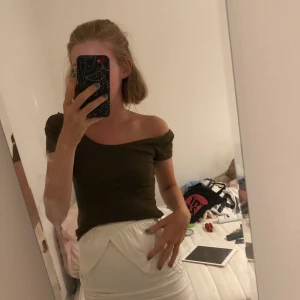 Grön tröja  - Säljer denna fina!!💛💛💕💕. Sjukt fin nu i sommar!! 