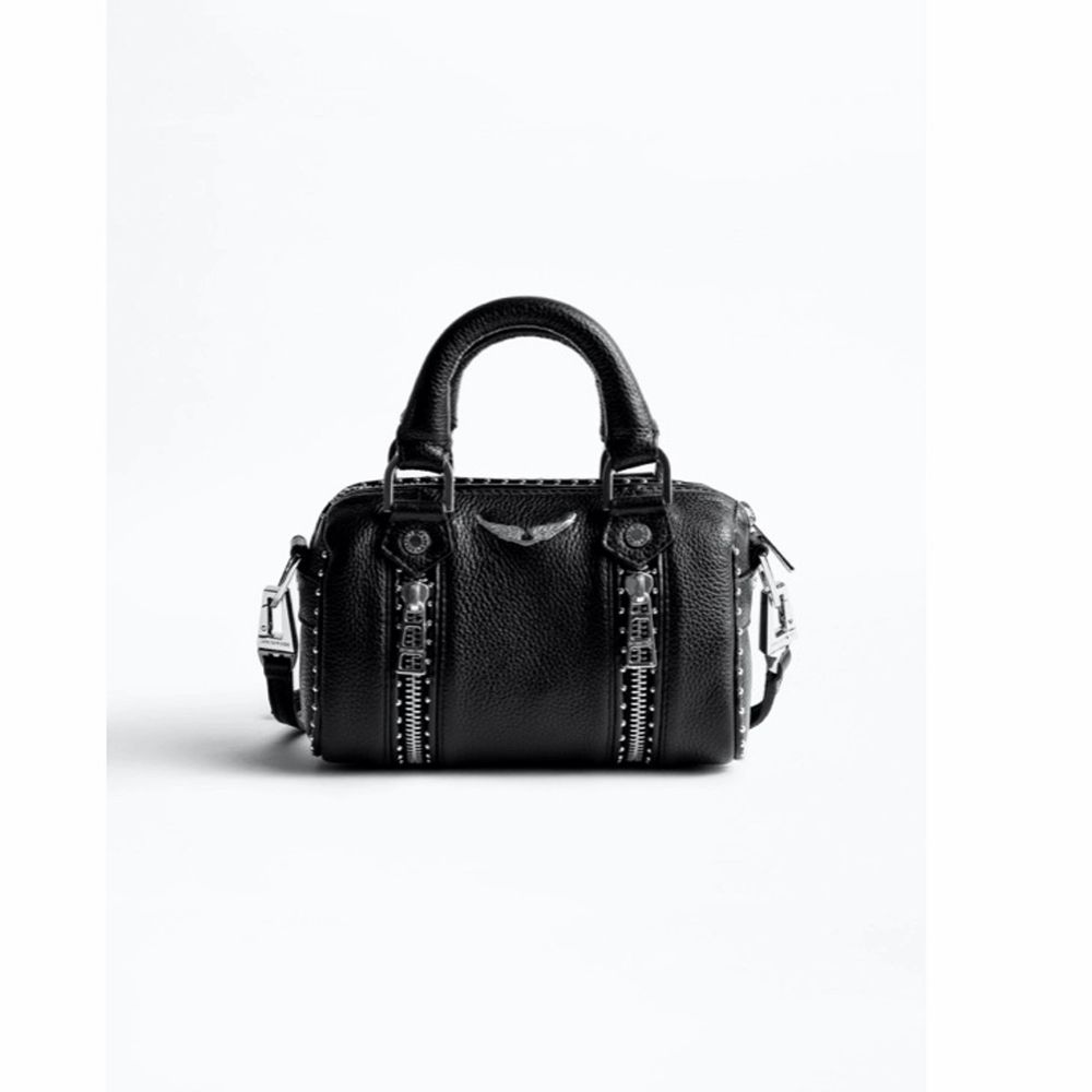 (Är öppen för byten) (har över 100 meddelande så hinner inte svara alla) säljer eller helst byter min zadig Voltaire väska sunny bag somr ny skick! Kan byta mot, kurt geiger, valentino, stella väska. OBS kan betala mer såklart om väskan är dyrare. Väskor.
