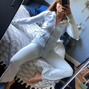 Mjukisset från Hollister - Ett ljusblått mjukisset i sammet från holister som tyvärr inte kommit till användning så mycket då det är inte är min stil. Jättefint skick och superskönt. Frakt tillkommer 