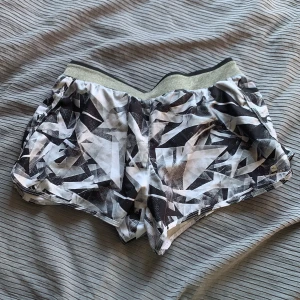 träningsshorts - träningsshorts från dechatlon. knappt använda