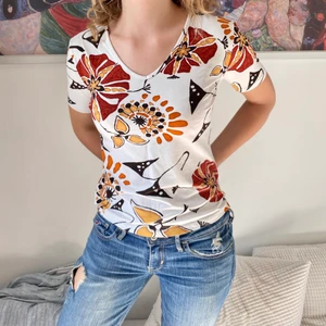 Retro-ish topp - Jätte fin och skön tröja med ett luftigt men tungt tyg. Lite 70-tals vibe. Älskar den verkligen!!