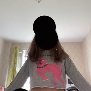 Vet ej vart den e ifrån 🥰 - Jätte fin tröja i bra skick jag har haft den ganska många gånger men den ser nästan ut som ny 🥰