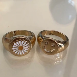 smiley o blom ringar⭐️😋 - köparen står för frakt ❤️ smiley ring för 60 och blom ring för 50kr