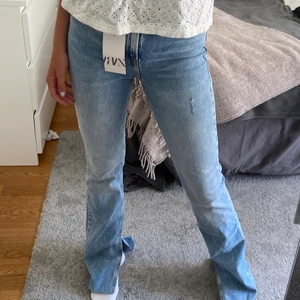 Zara Jeans  - Säljer dessa supersnygga jeans med slits från zara som är helt slutsålda. Aldrig använda, med lapp kvar. Hög midja och långa i benen, perfekt längd för mig som är ungefär 170. DM vid intresse!💕💕 (Frakt betalas av köpare)
