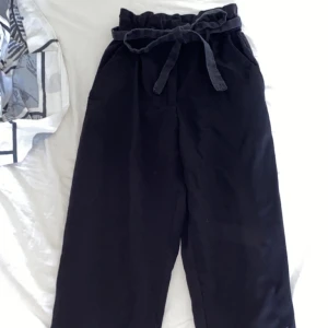 Kostymbyxor från hm - Kostymbyxor från hm, använda ett par gånger men i bra skick!💗