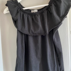 Tröja/blus - Denna fina tröja ifrån Ullared, använd något gånger!  väldigt skön med en liten volang på bröstet. Obs köparen står för frakten 