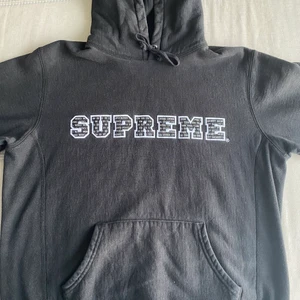 Supreme The Most Hoodie - Tröjan köptes när den släpptes under Supremes F/W19 (Fall/Winter) kollektion. Den är strlk L med en oversized fit. Resell på tröjan ligger på ca 3000kr men då den är använd och tvättad ett flertal gånger säljer jag den billigare. För att diskutera pris eller om du har frågor finns jag via DM!