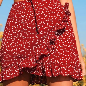 Kjol - Superfin röd kjol med vita hjärtan på. Köpt från shein, säljer då den är lite kort för min smak (är 170). Helt oanvänd❤️