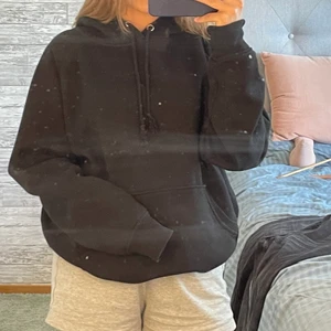 Oversize svart hoodie - Oversize svart hoodie, bra skick men den är lite noppig men inget man tänker på, väldigt bekväm och funkar till allt, köparen står för frakt:)