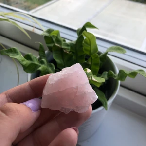 Rosenkvarts - 25g - Rosenkvarts som är hittad i ångermanland och väger 25g 💞