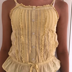 Fin gul topp - Fin gul topp från Lindex i storlek 146/152 men passar mig som är XS - S. Använd 1 gång. Tvättas innan jag skickar. Köpare står för frakt, tar Swish 