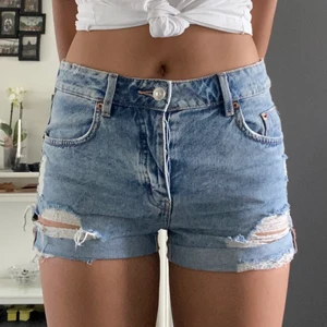 H&M jeansshorts storlek S - Jag har använt dem max 3 gånger sedan jag köpte dem 3 år sen eftersom de har blivit för små för mig. Sitter lagom högt upp på midjan. 