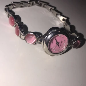Rosa klockanarmband 🌷 - Köpt den i Turkiet 🇹🇷 Har aldrig användat den. Frakten är 13kr så det blir 78kr :)