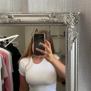 Vit unik topp - Denna superfina unika vita toppen som passar till mycket säljer jag på grund utav fel storlek. Den är aldrig använd utan har bara hängt i gaderoben i flera månader nu. Älskar att man kan använda den utan bh, synd bara att den är för liten❤️