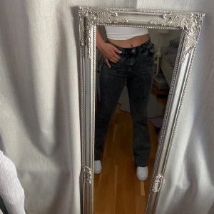 Lågmidjade gråa jeans - Dessa 90-tals-inspererade oanvända lågmidjade gråa jeansen är superfina och sitter som en smäck och passar dessutom in i trenderna just nu. Säljer dom på grund utav att jag har liknande sedan innan❤️