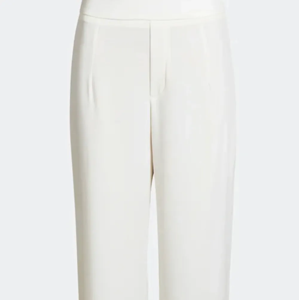 Lägger ut det här jättefina kostymbyxorna igen pga oseriös köpare. fina, vita kostymbyxor från bikbok. Endast en gång. Säljs för de inte kommer till användning då de är lite stora. . Jeans & Byxor.