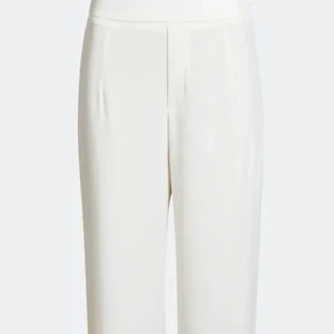 Vita kostymbyxor - Lägger ut det här jättefina kostymbyxorna igen pga oseriös köpare. fina, vita kostymbyxor från bikbok. Endast en gång. Säljs för de inte kommer till användning då de är lite stora. 