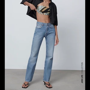 Zara jeans - Säljer dessa slutsålda tredniga mid rise straight jeansen ifrån zara! Mellanblå färgen o de är i jättebra skick❣️ Skriv privat om ni har fler frågor eller nått 💗 MÖTS UPP I STOCKHOLM ELLER SÅ STÅR KÖPAREN FÖR FRAKTEN!!