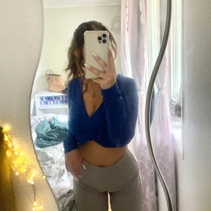 Blå stilig bikbok tröja - Jag säljer då ett av mina favorit plagg från bikbok då de tyvärr inte kommer till användning (finns inte att köpa längre) 