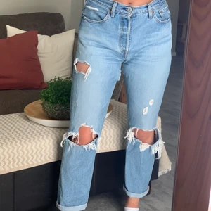 Levis jeans 501 - Säljer dessa Levis 501 med slitningar. Använda hyfsat mycket och har lagningar på insida lår men det är inget som syns utåt. Frakt tillkommer💕